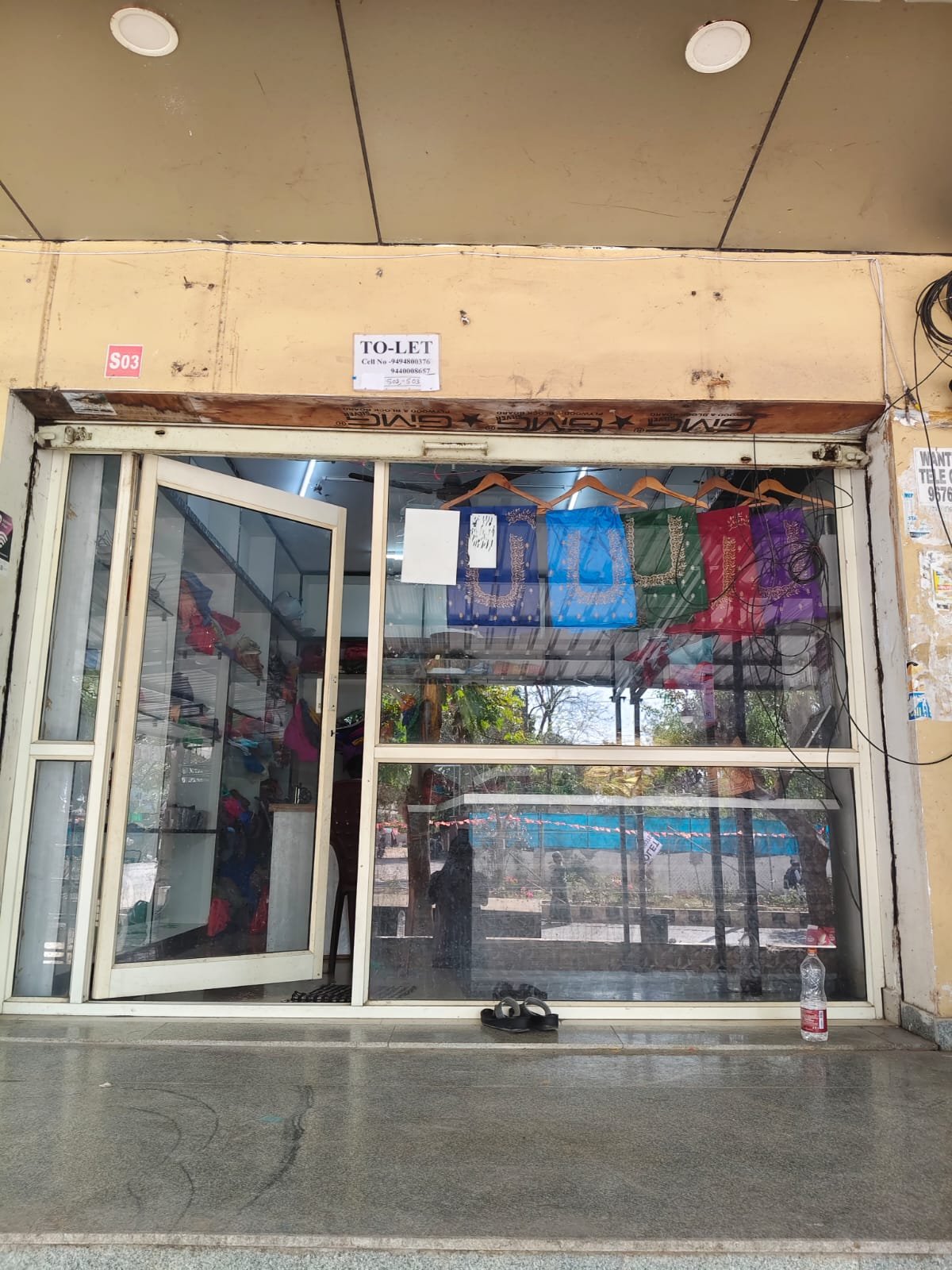 Tolet for 2 shutters for shops